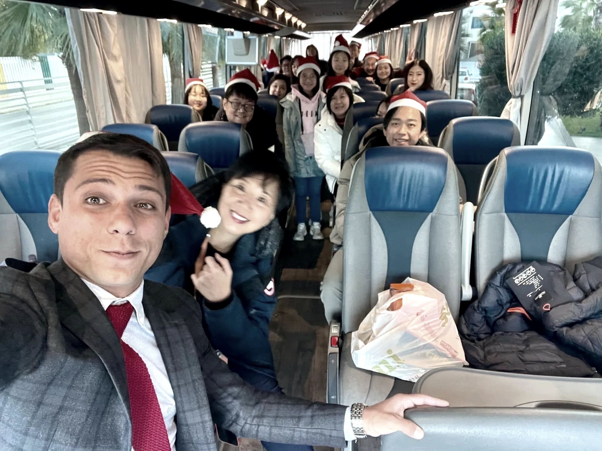 gruppo di turisti asiatici con autista bus giorno natale in tour europa