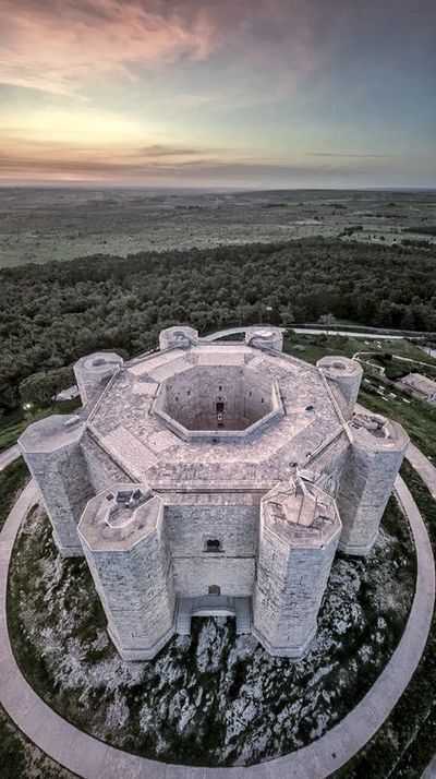 castel del monte gucci runaway 2022 apulia puglia history medieval middle age tourism shape