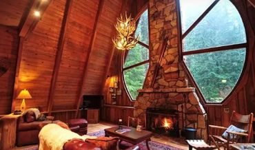 Fireplace and Grand windows retreat location Mount Hood
