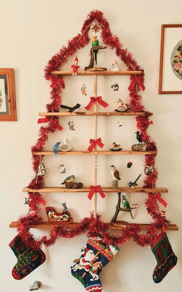 Shelf tree, decorated with Christmas decorations