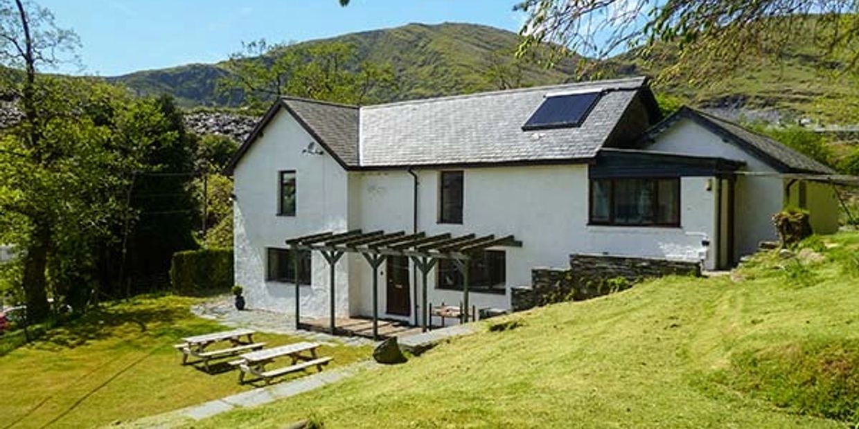 
A spacious, detached property, in the heart of Snowdonia National Park. 

