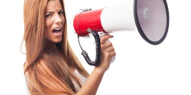 Jeune femme ayant de la difficulté avec sa voix.