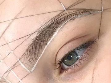 Lines on the woman's face for eyebrow filing