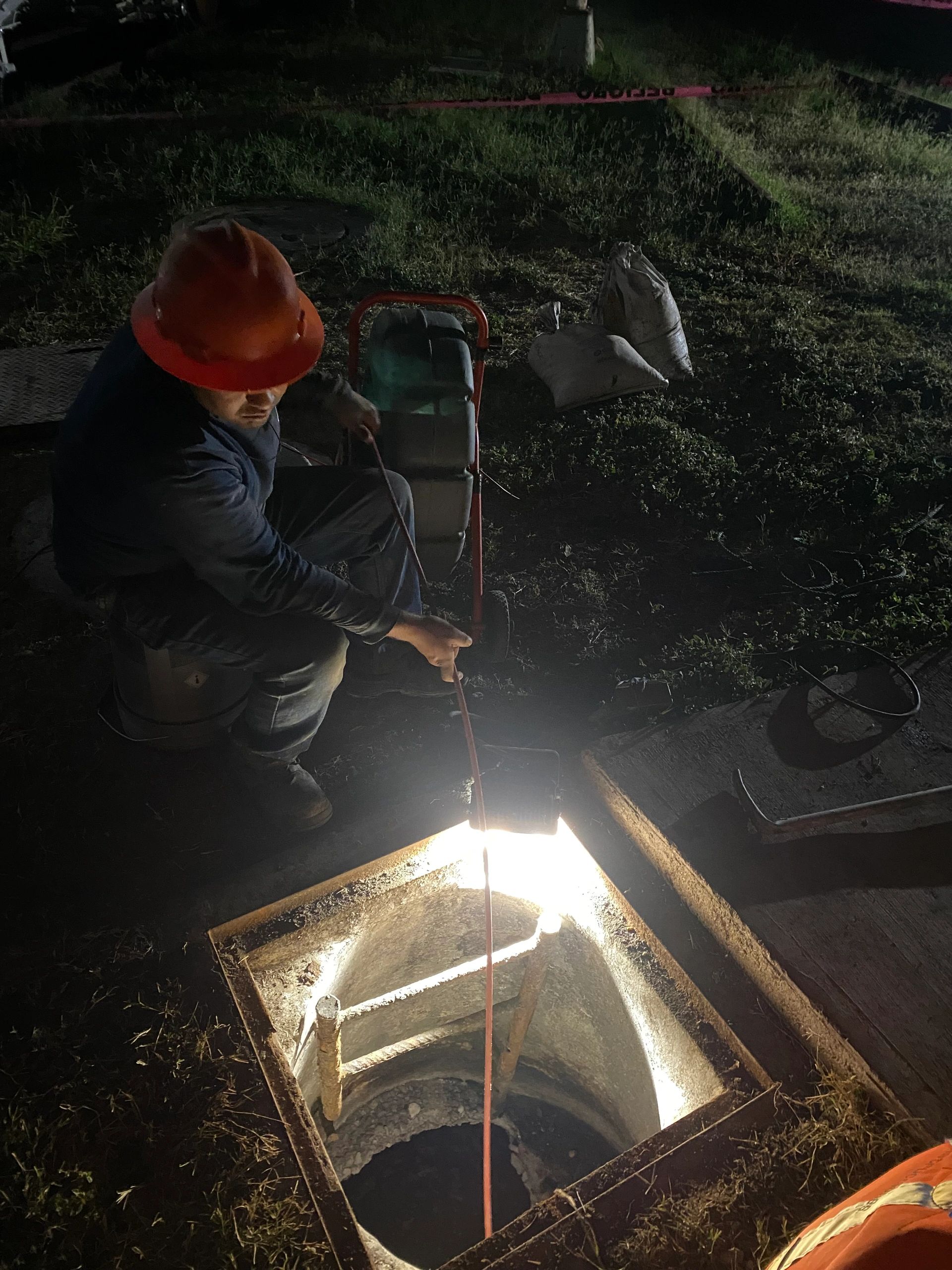 Inserción de cámara para realizar boroscopia en drenaje.