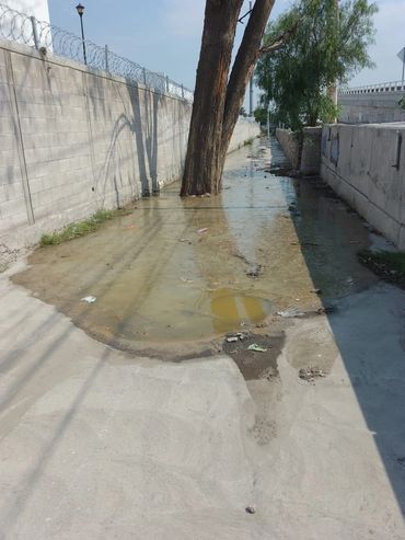 Calle inundada por drenaje tapado.