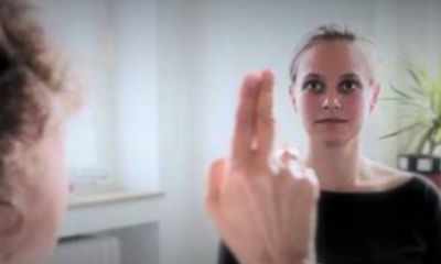 Psychologue mettant ses doigts devant une patiente pour une séance d’EMDR