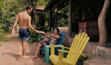 Las sillas junto a la piscina son ideales para relajarse, comer algo fresco y tomar algo bien frío.