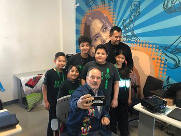 Senador Gustavo Madero con niños de Ciudad Juárez que realizan sus primeros esfuerzos en robótica