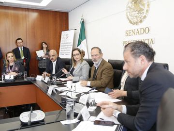 Senador Gustavo Madero en la mesa contra el contrabando de la Industria Textil