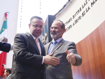 Senador Gustavo Madero con Germán Martínez al solicitar licencia