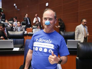 Senador Gustavo Madero con nariz azul por la visibilización e inclusión del autismo este 2 de abril