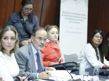 Gustavo Madero presidiendo la Octava Reunión Ordinaria de la Comisión de Economía
