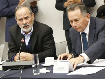 Gustavo Madero en reunión de la Comisión de Hacienda