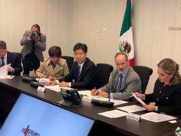 Gustavo Madero con Fu Tian Qu de la Comisión Permanente del Congreso de Jiangsu, China