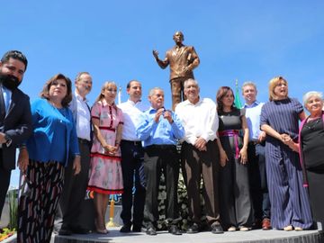 Gustavo Madero en inauguración de estatua de Don Manuel Gómez Morín en Parral, Chihuahua