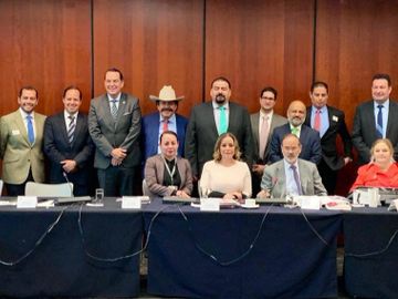 Gustavo Madero en reunión con integrantes de AMIA y AMDA para fortalecer la venta de autos