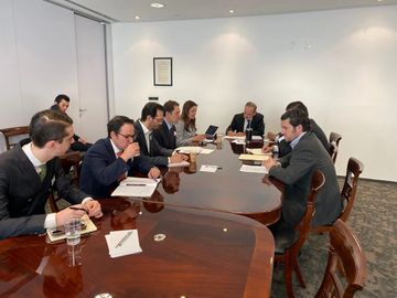 Gustavo Madero en reunión con representantes de plataformas digitales.