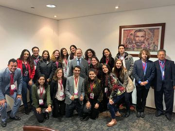 Gustavo Madero con estudiantes de la Universidad Anáhuac campus norte