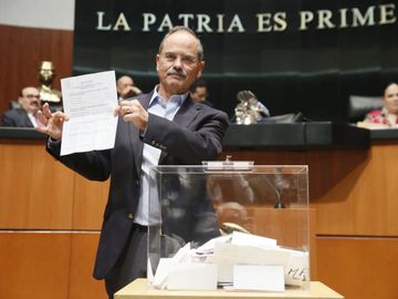 Senador Gustavo Madero en votación para Comisionados de la CRE.