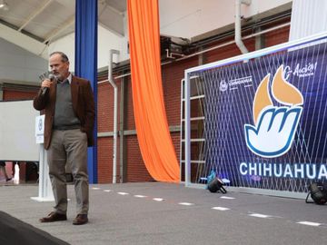 Gustavo Madero dirige palabras en el Encuentro Estatal de Acción Juvenil, en Chihuahua.