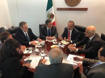 Senador Gustavo Madero en reunión con el Presidente de CANACAR, Enrique González Muñoz