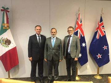Senador Gustavo Madero con los embajadores de Nueva Zelanda y Australia, Mark Sinclair y David Engel