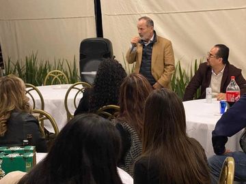 Gustavo Madero en reunión con maestrtos de Chihuahua