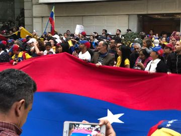 Senador Gustavo Madero en la manifestación al exterior de la embajada de Venezuela en México