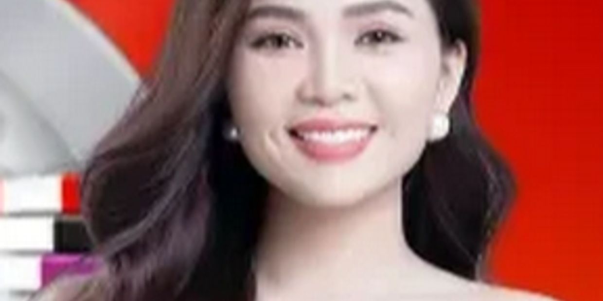Nụ cười của người phụ nữ với tóc dài và tai đeo hoa tai.