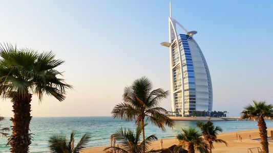 Burj al Arab in Dubai bei Sonnenuntergang