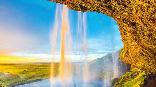 Wasserfall auf Island zur Gay Pride Iceland 2020 in Reykjavík