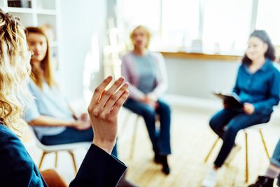 Personnes qui échangent en groupe.