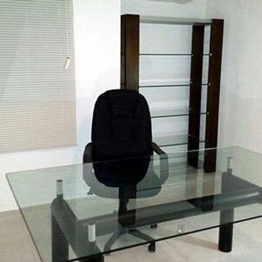 B2- Escritorio de cristal templado, base acero, medidas 1.80 m de largo.