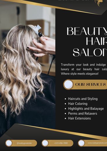 Mulher com cabelo loiro ondulado no salão de beleza.