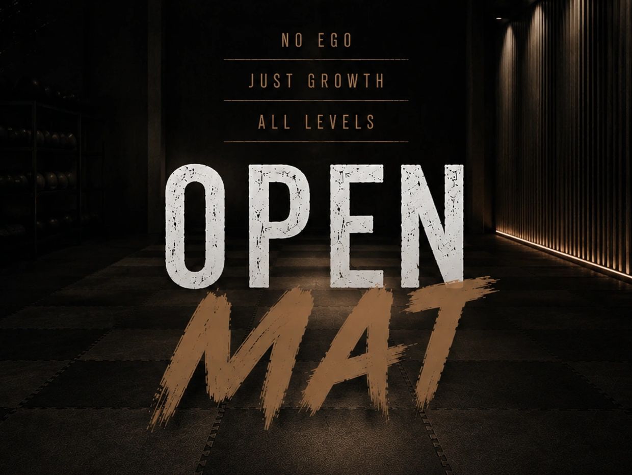Tekst 'Open Mat' in een donkere kamer met oefeningenmattengrafiek.
