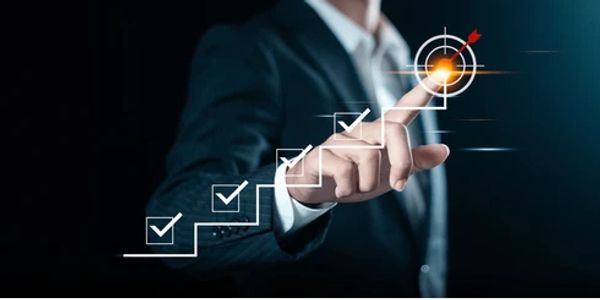 Consultor señalando metas estratégicas para la visión empresarial.