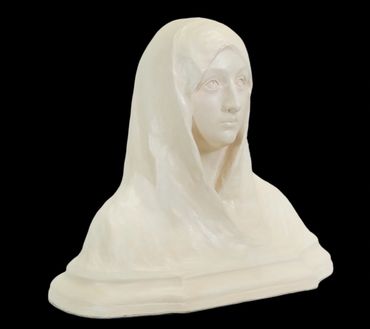 Side-angle studio photograph of Piline attributed to Raymond Sudre, circa 1900.