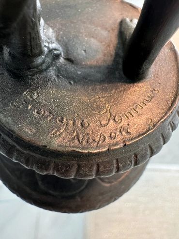 Close-up of the Giorgio Sommer Napoli inscription on the underside of the bronze base of Venus Remov
