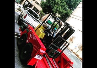 CAT 5K Forklift lifting pallets of electrical conduit and project startup material in Pasadena Ca.