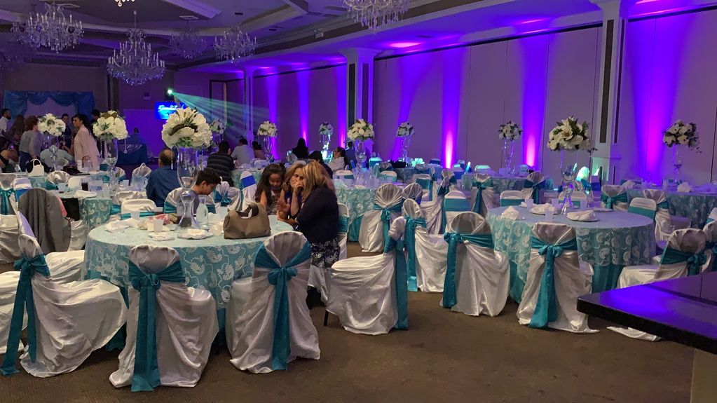 Up lighting Iluminación alrededor del salón