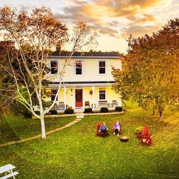 Gäste genießen die Feuerstelle vor der River Ridge Lodge in der Nähe von Lunenburg Kanada