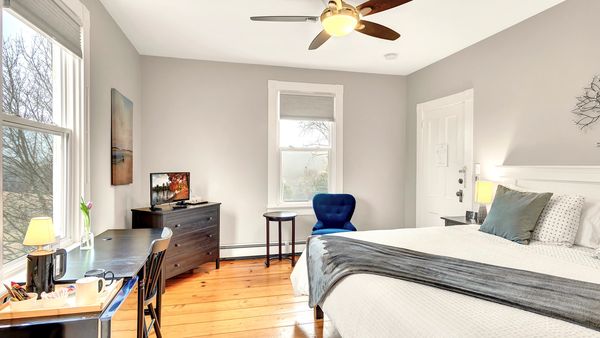 Deluxe King Zimmer mit grossem Doppelbett in der Naehe von Lunenburg Kanada, Nova Scotia Urlaub