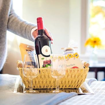 Geschenkkorb mit Geschenkgutschein für Wein und lokales Restaurant fuer den Nova Scotia Urlaub