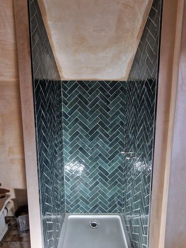 Mirror imaged herringbone shower cubicle
