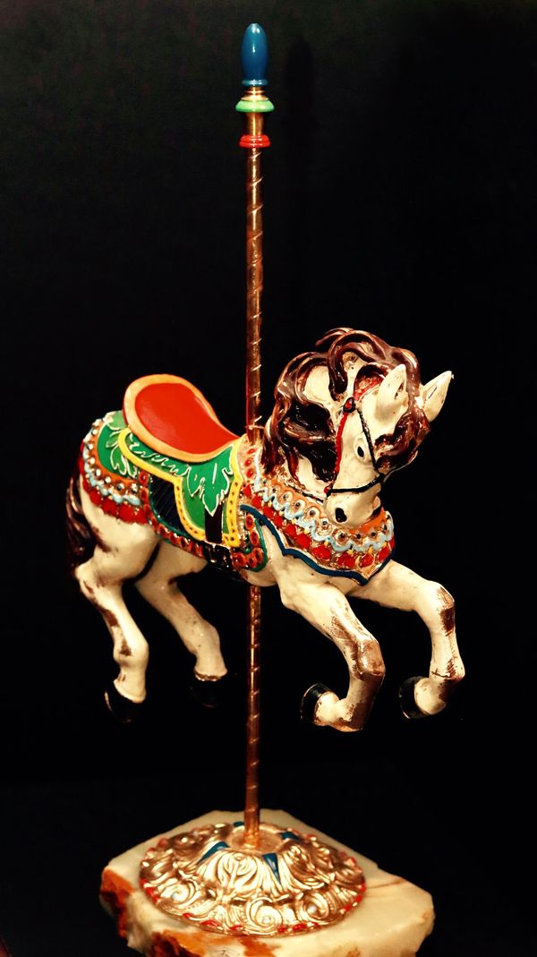 Caballo de carrusel decorativo azulejado.