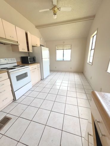 Duplex kitchen and dining room 4