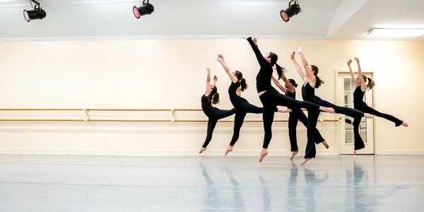 Advanced modern dancers in class