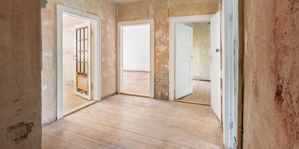 Wallpaper removal floor sanding plastering painting Tapetenentfernung, Bodenschleifen, Verputzarbeite