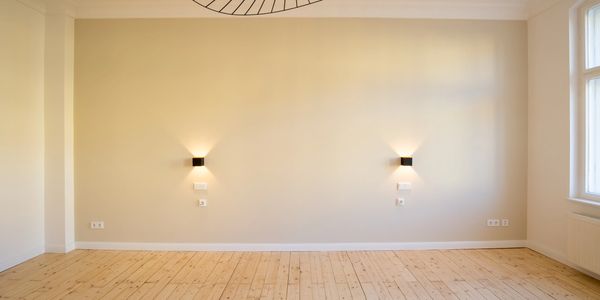 Painted walls after wallpaper removal and plastering.  Sanded floors. Tapetenentfernung Spachtel