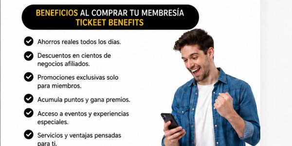Hombre emocionado revisando beneficios de membresía en su teléfono.